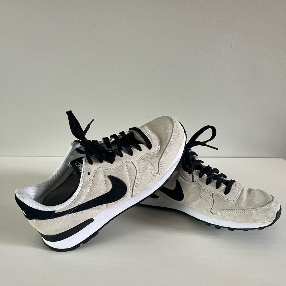 NIKE Women’s Internationalist Shoes. Stone/Black/White.